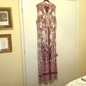 Vibrant v-neck dress with crochet back cutout